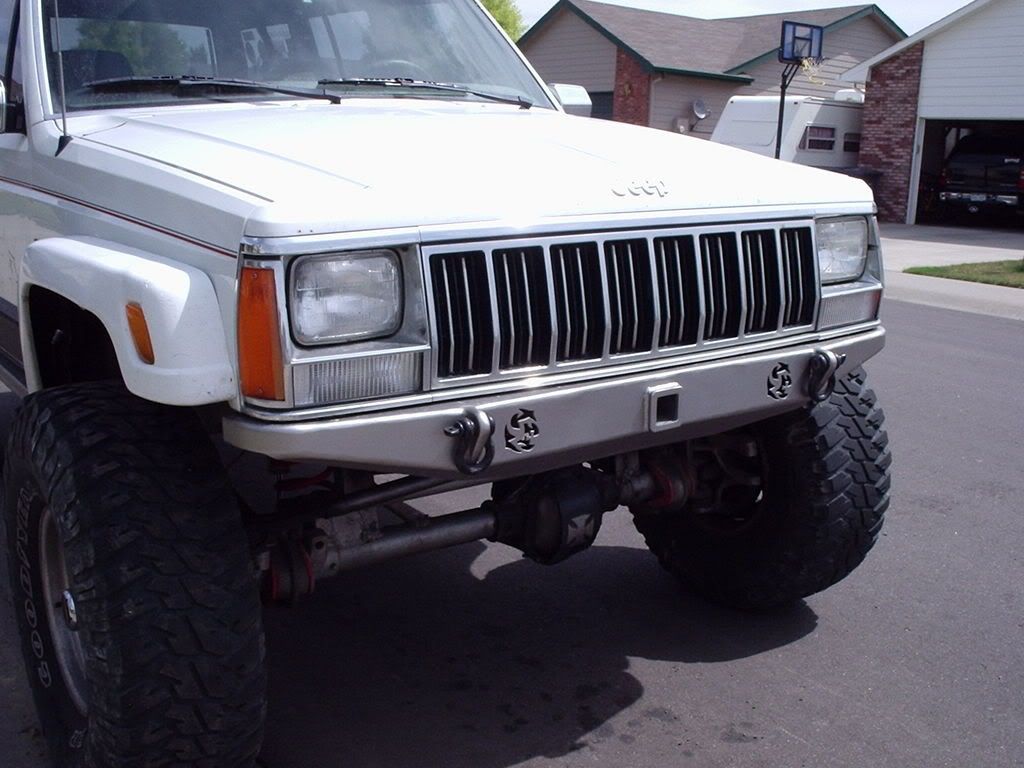 How do I remove the metal molding between my grill and my header panel